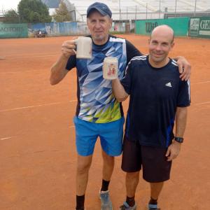 Friedl Bacher und Markus Hundertpfund, die Finalisten, beim wohlverdienten Bier.